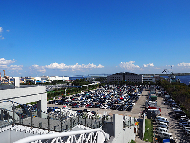 車がこんなに並んでやがる…