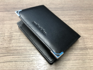 財布と同じDarkBrownだったら良かったんだけど…