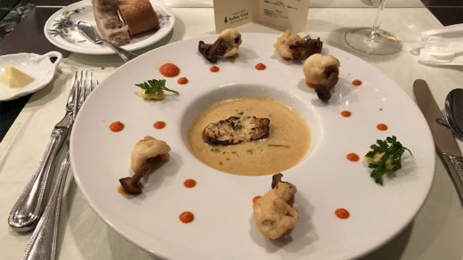 スープの周りにキノコの揚げ物が添えられている。