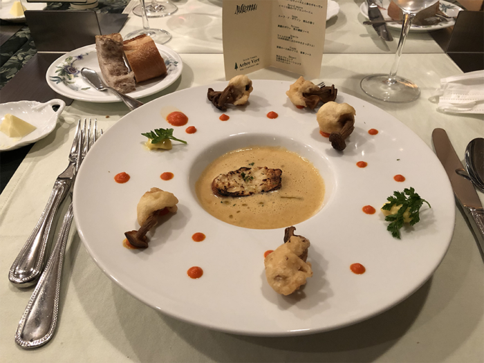 スープの周りにキノコの揚げ物が添えられている。