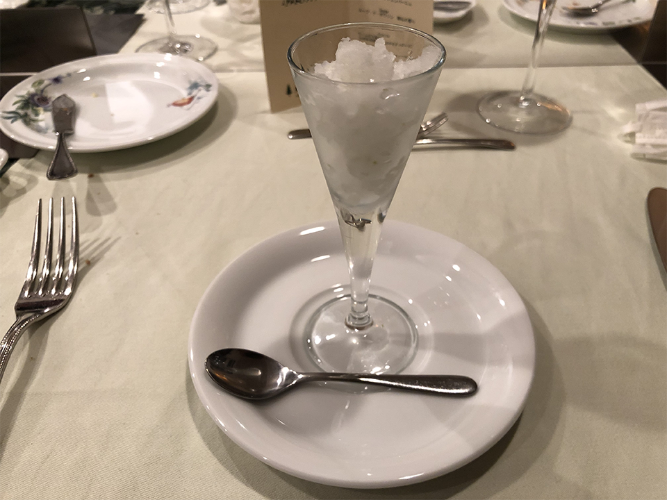 口直しのデザート。ライムの氷菓子という感じ。