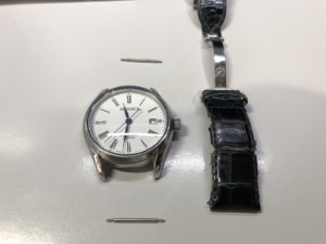 バネ棒さえ縮んでしまえば簡単に外れる