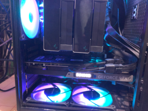 光るINNO3Dロゴまで同じ